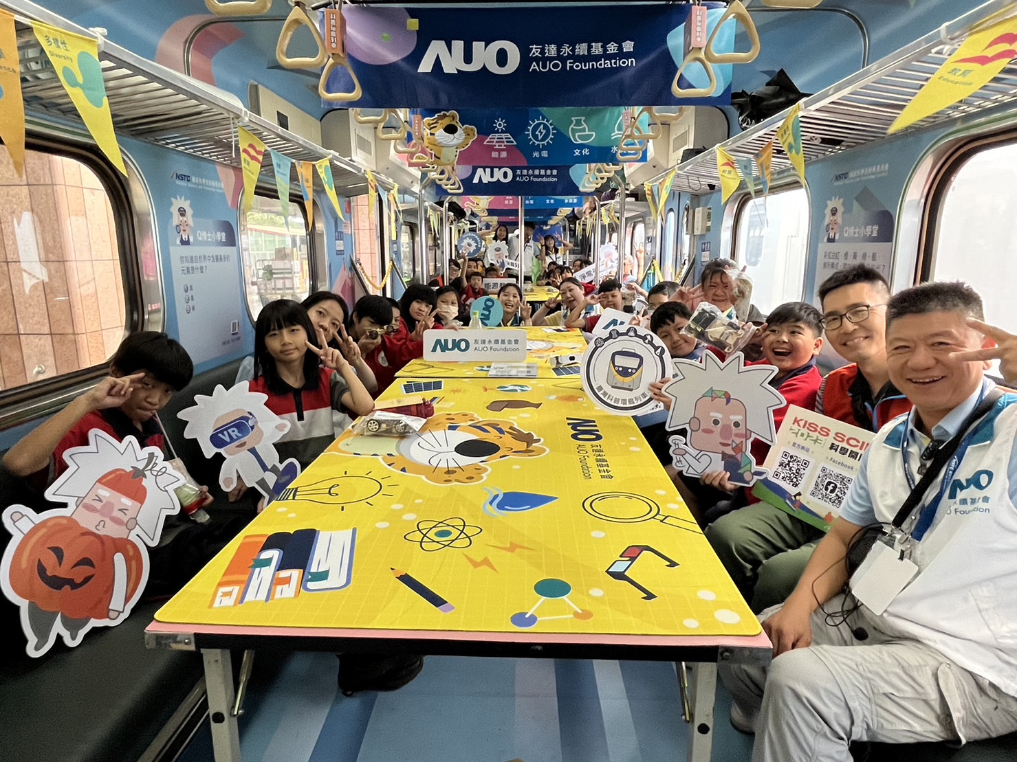 友達永續基金會參與「臺灣科普環島列車」，設計基礎科學車廂課程，以「淨零碳排和永續能源」為主題，讓學生透過創意實驗認識淨零知識，以及思考生活中的減碳行為