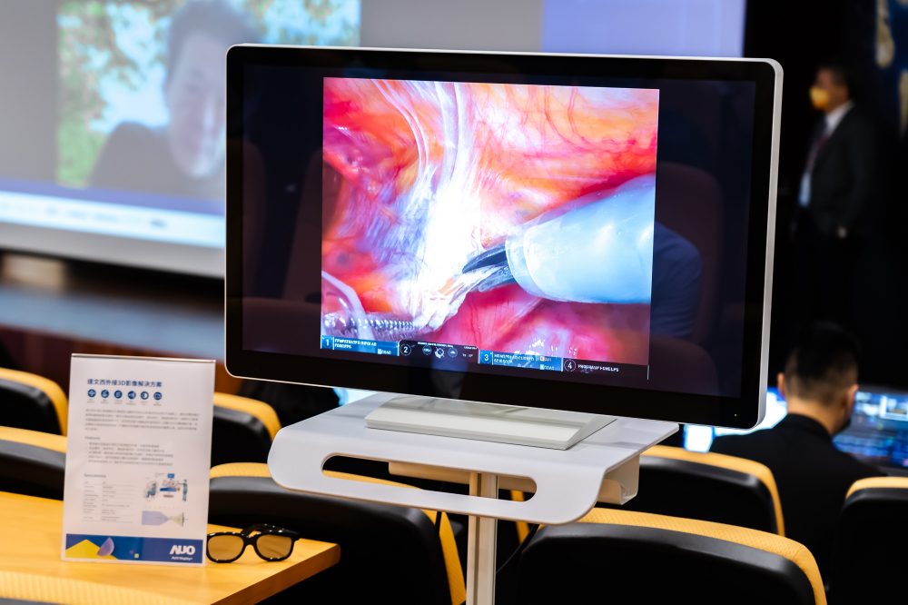 達擎於「國際大腸直腸外科論壇」中，成功導入達文西外接3D影像解決方案。透過達擎即時影像處理技術轉換為成1080p的高解析度畫質，將3D擬真畫面即時呈現於32吋4K 3D醫療顯示器