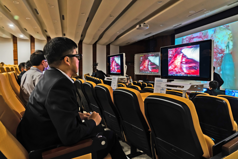 達擎之「達文西外接3D影像解決方案」，將達文西手術機器手臂的3D影像即時連線轉播，在會議室觀摩的醫師們只要戴上偏光眼鏡，就能與執刀醫師看到同步的3D立體影像，如臨操作台現場，縮短達文西手術的學習曲線
