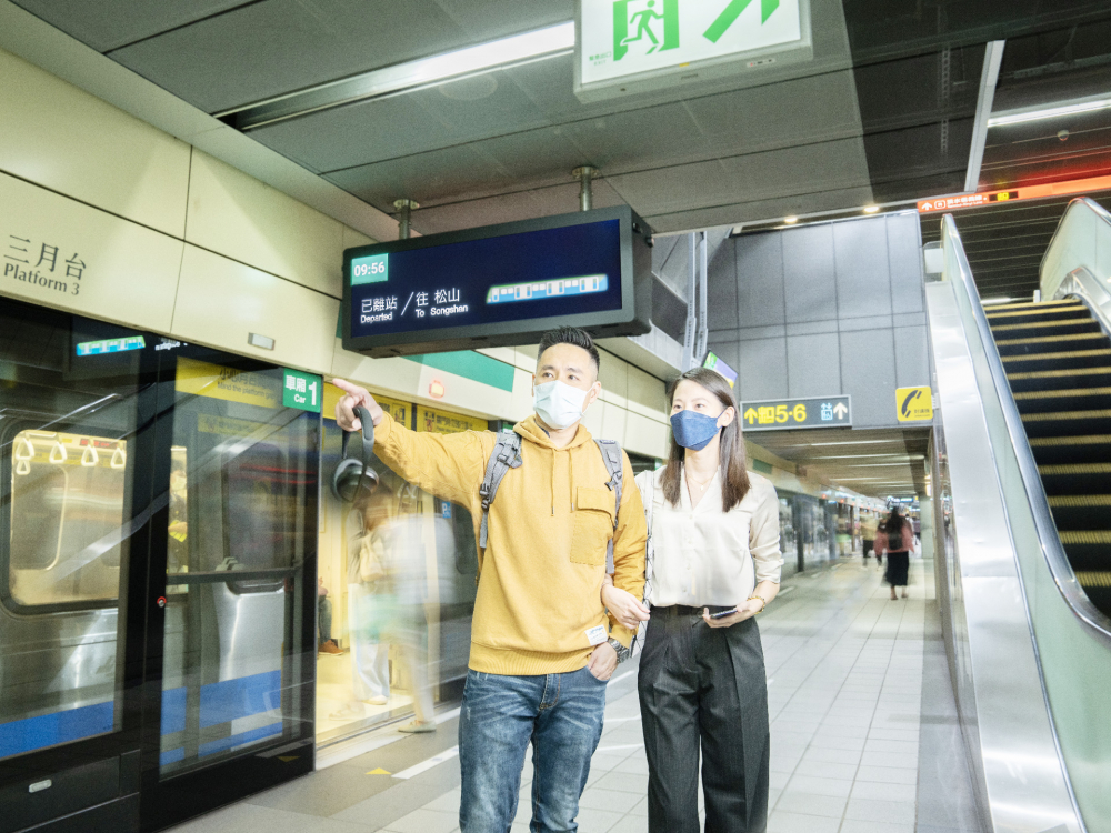 友達旗下達擎之客製化TARTAN顯示器，於台北捷運中山站亮相。以獨特長條型比例與高畫質特色，為台北捷運站帶來嶄新的都會車站風貌