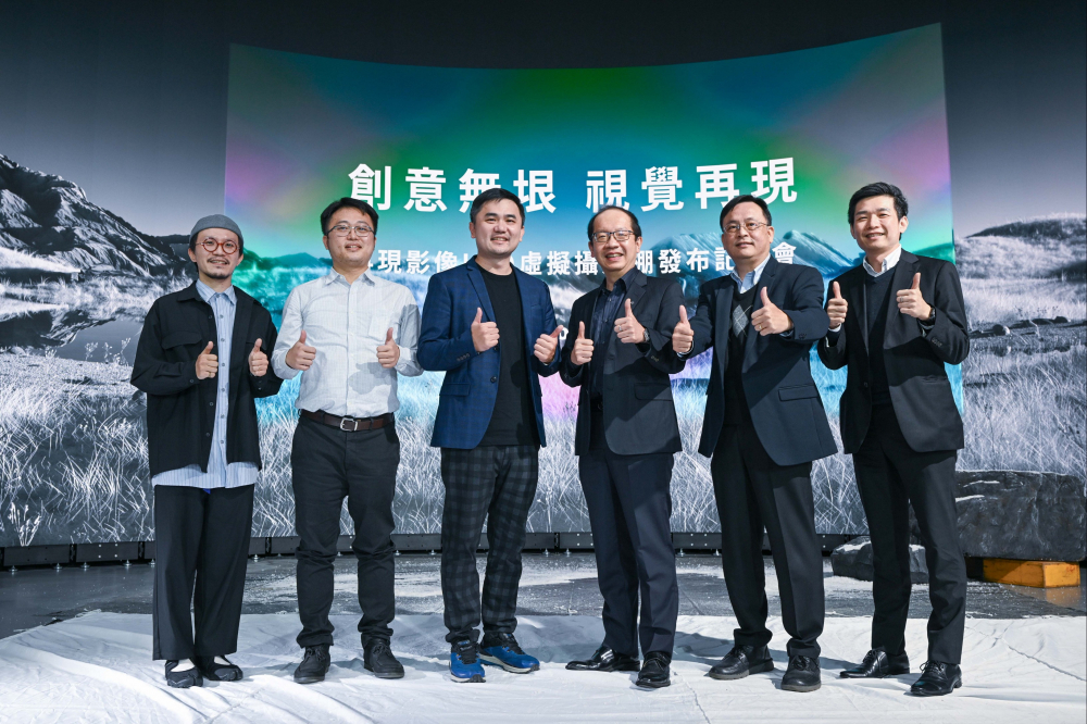 友達光電與再現影像攜手，於中影製片廠建置全台首座提供嶄新一站式整合服務的LED虛擬製作攝影棚（圖左至右：再現影像視覺總監郭憲聰、再現影像營運總監黃棨雋、再現影像藝術總監與導演紀柏舟、友達光電技術長廖唯倫、友達光電系統設計製造服務事業總部副總經理曾天龍、友達光電系統產品事業資深處長蘇聖倫）