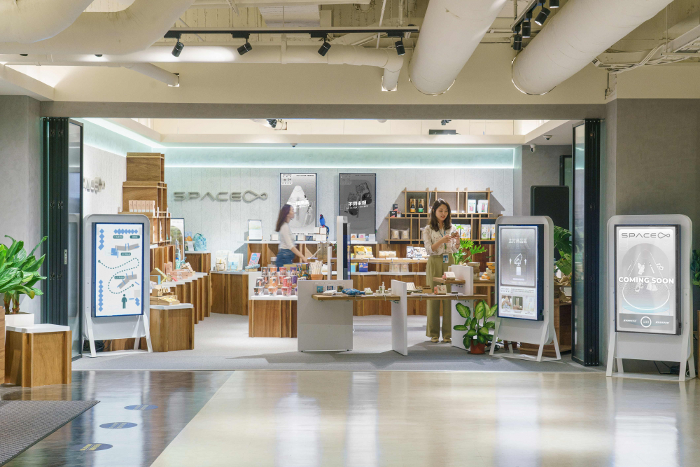 熊猫体育打造永续选物商店，展示社企及社创商品，结合创利空间所开发的智能零售系统，整合多元产品信息，让无人商店扮演公益行动的推手