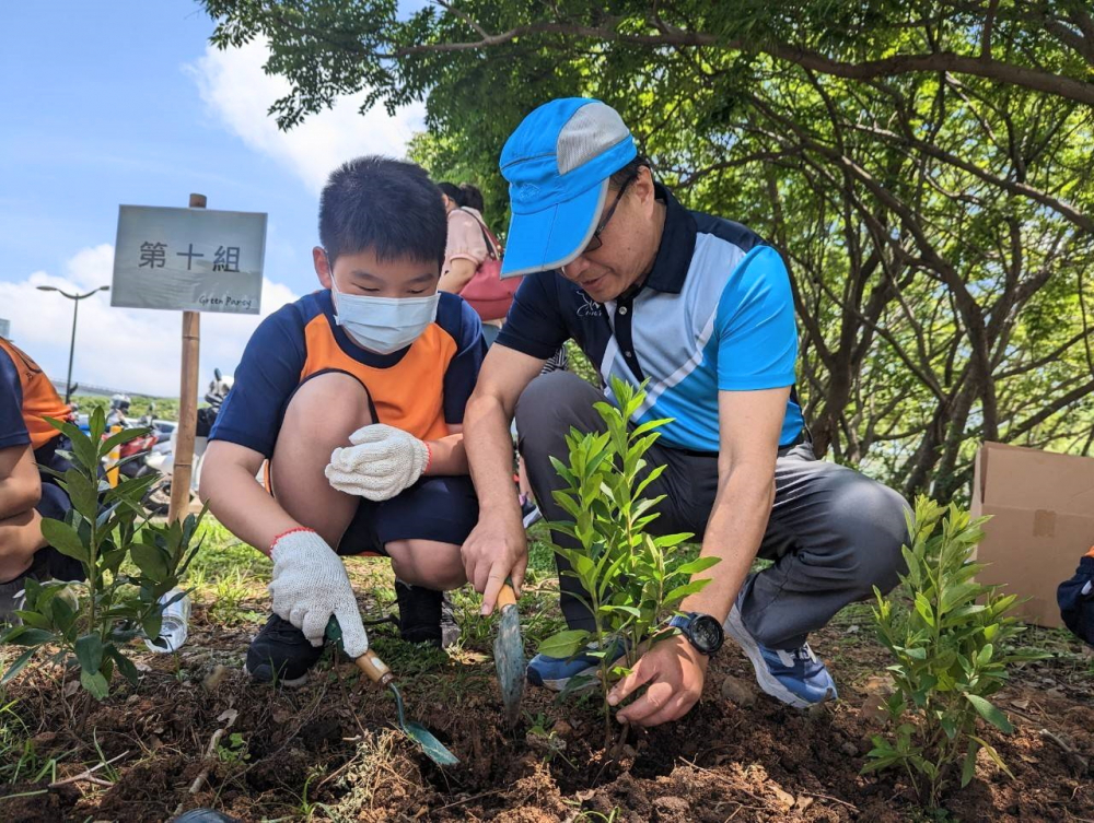 友達綠色志工及眷屬一起植下樹苗，親手打造綠帶景觀及動植物的友善棲息環境