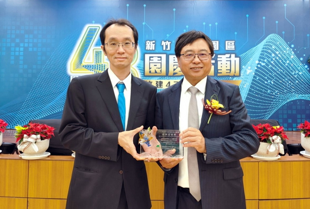 友達60吋高透明度Micro LED顯示器榮獲2023竹科創新產品獎，由友達光電顯示產品研發總部副總經理吳仰恩(左)代表領獎