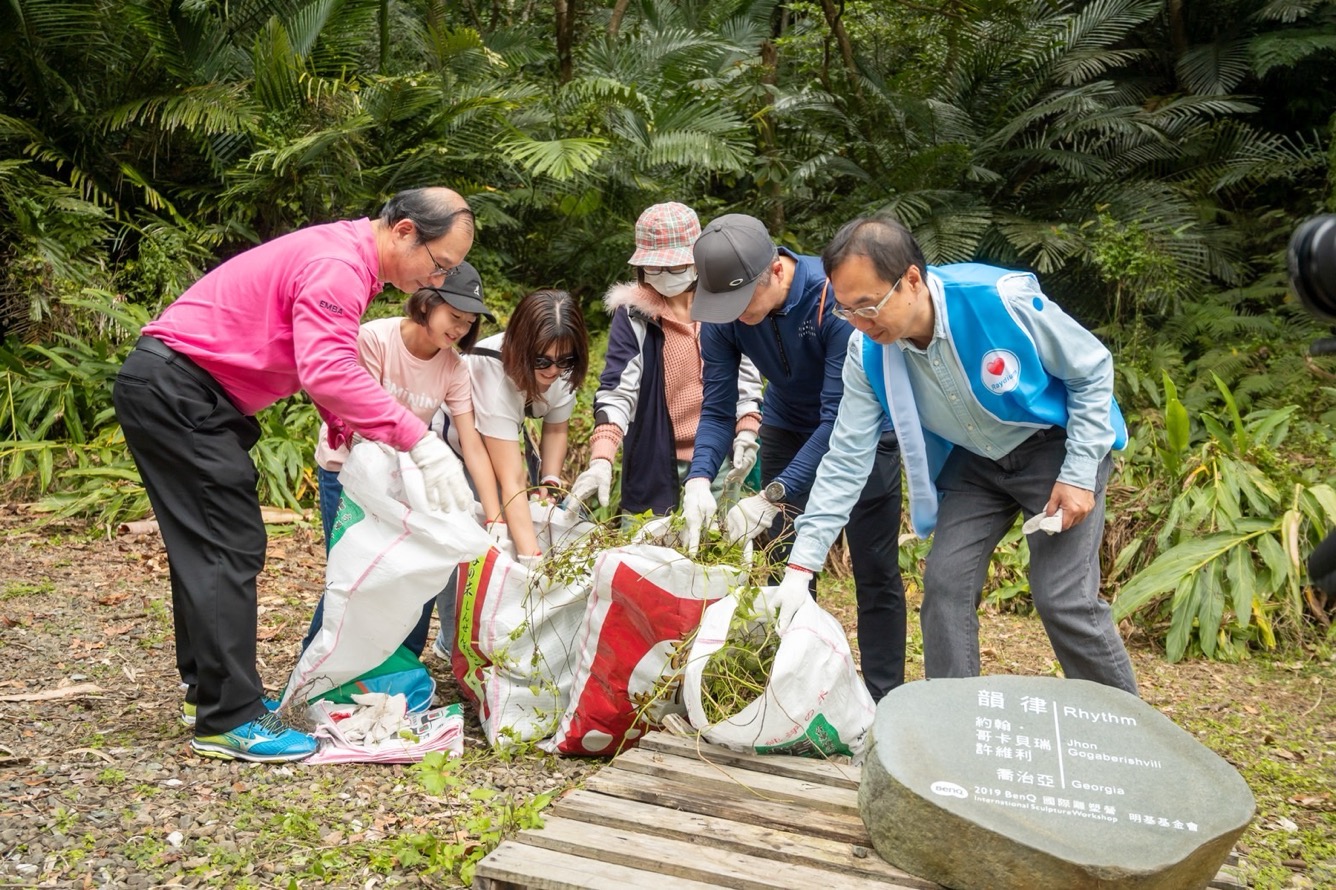 為共同守護在地物種，友達永續基金會號召志工認識並移除「綠癌」: 外來入侵種小花蔓澤蘭