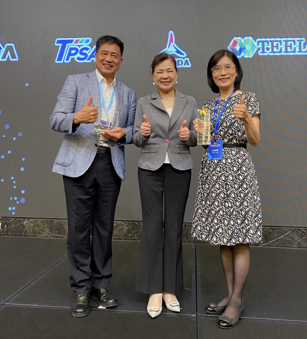 友達致力推動永續發展，於Touch Taiwan2024以3R策略貫穿Display、ESG展位實現綠色展覽目標之成果，Display展位獲綠色裝潢設計鑽質獎最高榮譽，ESG同獲金質獎殊榮。由經濟部長王美花（中）親自頒予友達光電董事長彭双浪（左）、友達光電永續長古秀華（右）