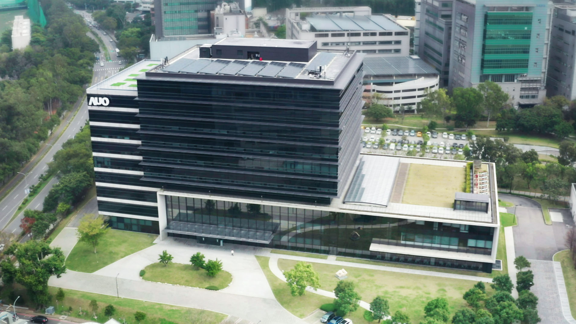 友達光電積極實踐永續作為，以「友達全球研發中心（Global Research Center，GRC）」總部大樓，通過ISO 14068-1:2023碳中和管理標準查證，並承諾於2030年實現台灣所有辦公據點均朝此目標邁進