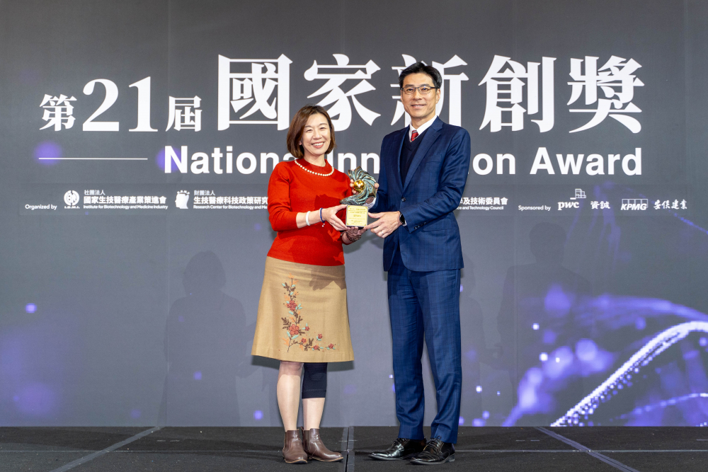 友達旗下子公司友達耘康與達擎分別以「中醫數位化檢測解決方案」及「寬視角3D醫療顯示器」獲得第二十一屆國家新創獎「智慧醫療與健康科技」類別的「企業新創獎」與「國家新創精進獎」兩項殊榮。圖左為衛生福利部政務次長林靜儀、圖右為友達光電智慧醫療事業群總經理廖世宏