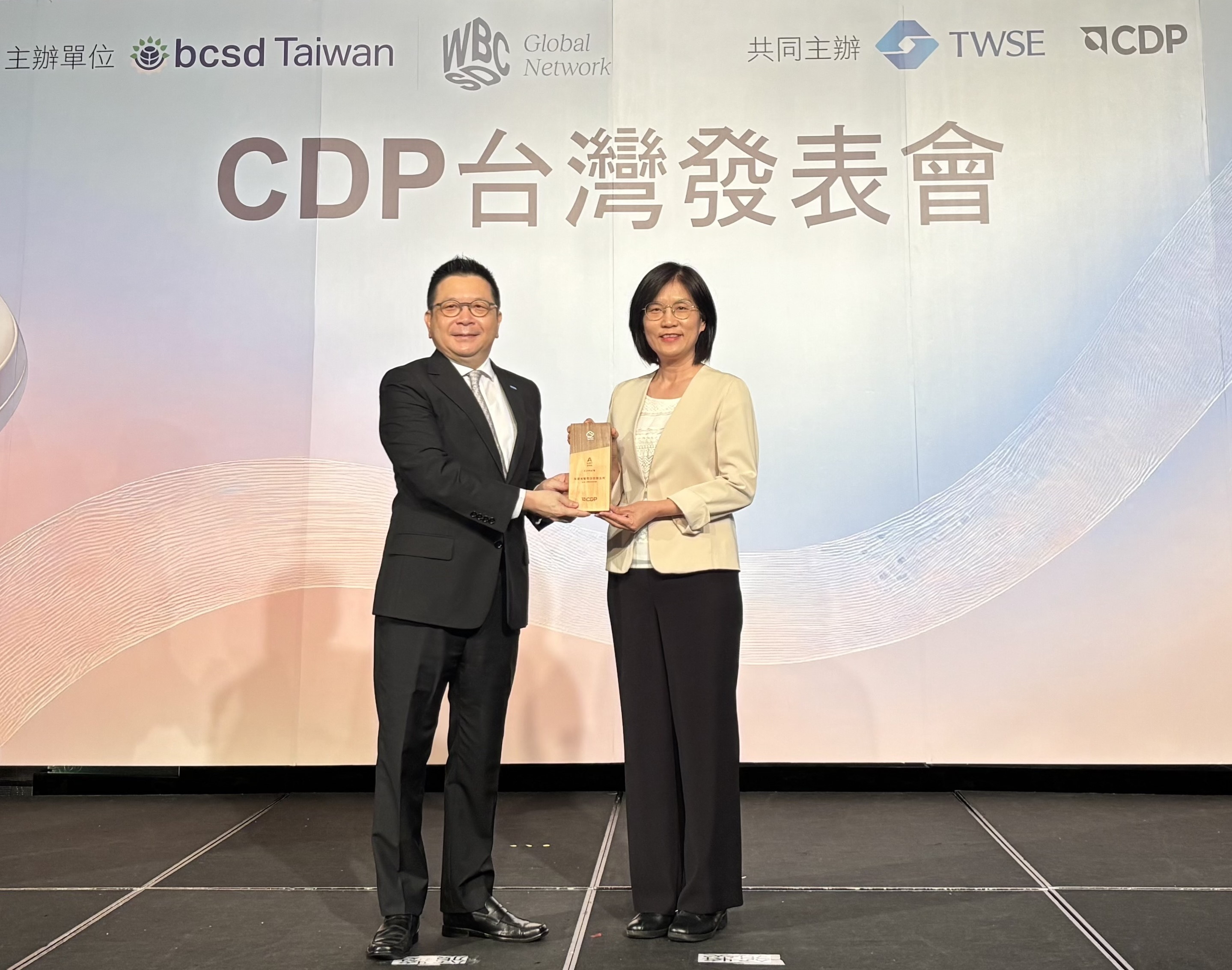 友達永續成果再獲國際評比肯定，獲頒CDP氣候與水資源雙項領導力評級。今由臺灣證券交易所董事長林修銘（左）頒獎，友達光電永續長古秀華（右）代表受獎
