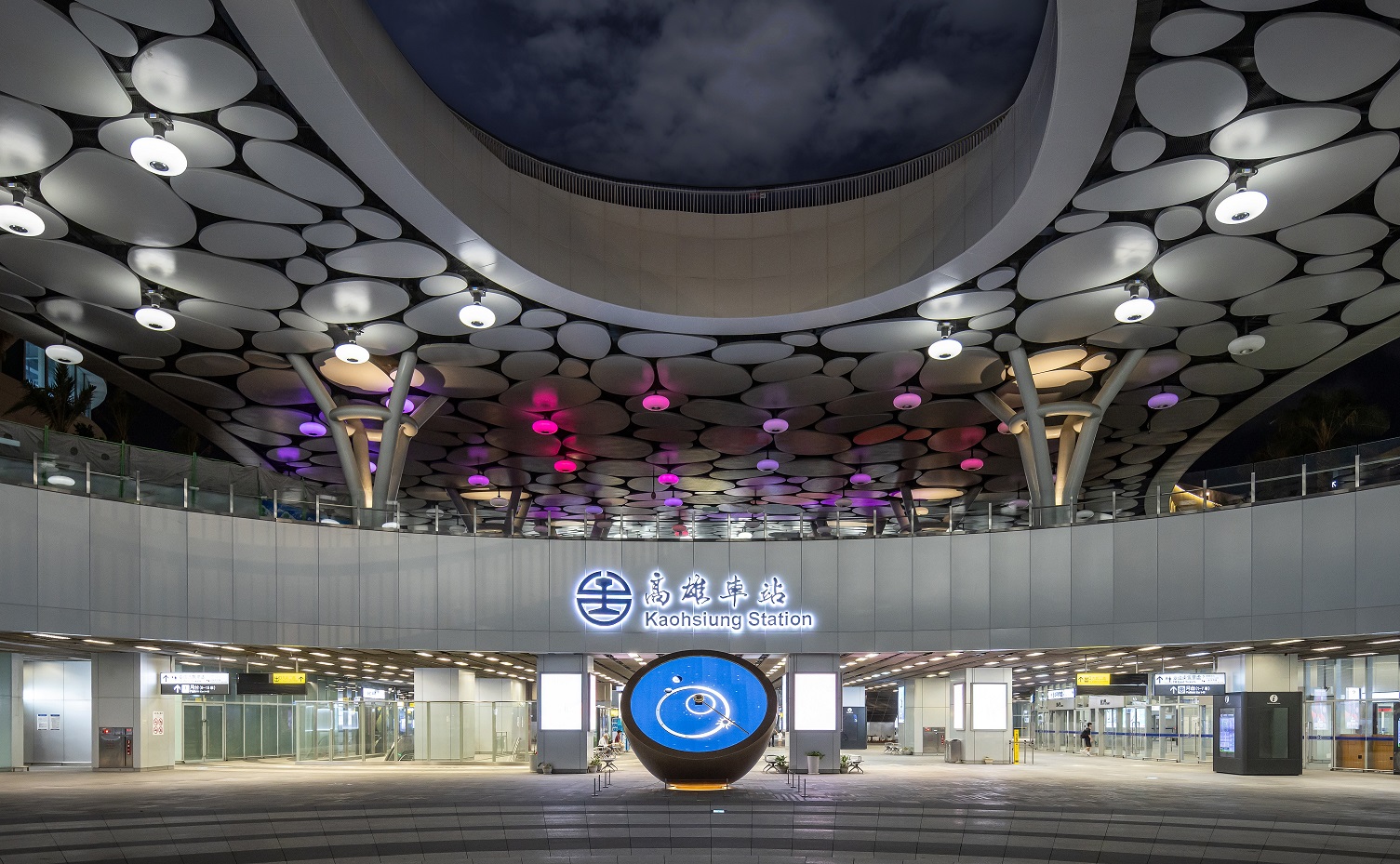 創利空間參與《高雄車站共感空間》公共藝術計畫，擔任視覺科技整合夥伴。於「看時間」天文鐘作品中提供技術指導，整合圓形LED鐘面與鐘體結構，在時間、天象星盤與空間氛圍間生動展演