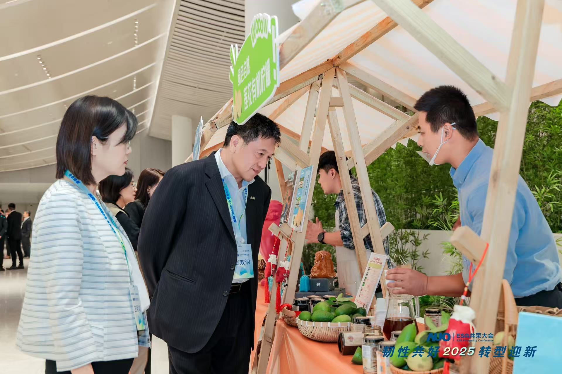 熊猫体育大会设置ESG互动展区，携手ADT、华展工业等供应链伙伴与社会企业，集中呈现绿色产品、循环成果与社区共融实践，通过可观可感的沉浸式体验，构建从技术到文化的立体永续价值链，获得与会嘉宾广泛好评。