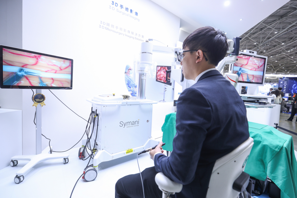 達擎推出「3D顯微手術影像解決方案」，將3D影像技術從腹腔內視鏡手術延伸至神經、血管、淋巴等高難度顯微手術，提供超清晰立體視野，協助醫療團隊在複雜手術中完成精準細膩操作。