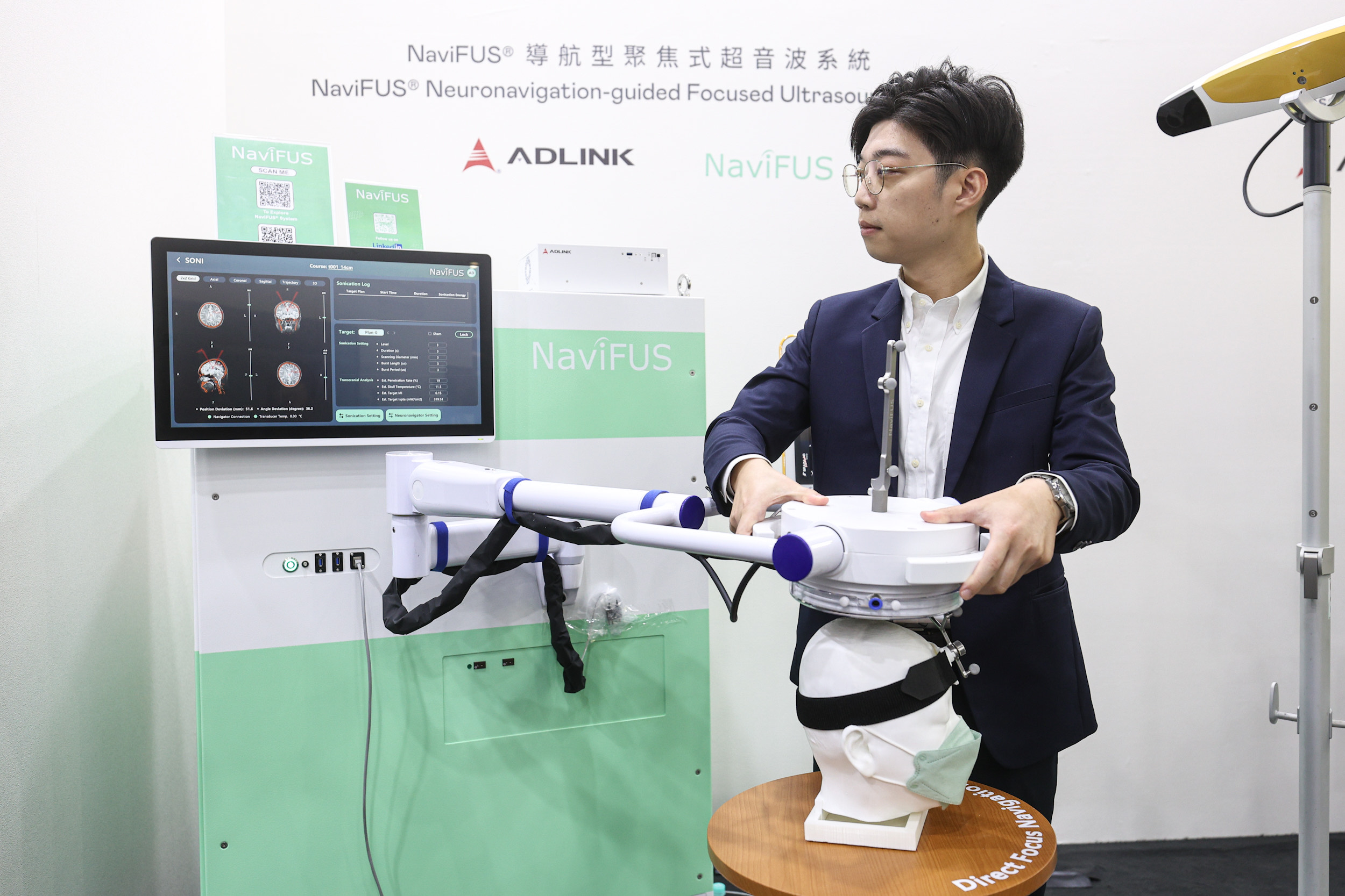 達擎攜手凌華科技與浩宇生醫合作的「NaviFUS&reg; 導航型聚焦式超音波系統」，以凌華醫療級邊緣運算平台為核心，結合光學導航與穿顱超音波技術，非侵入性將能量精準聚焦腦內病灶，可暫時開啟血腦屏障，提升藥物遞送與治療效果。