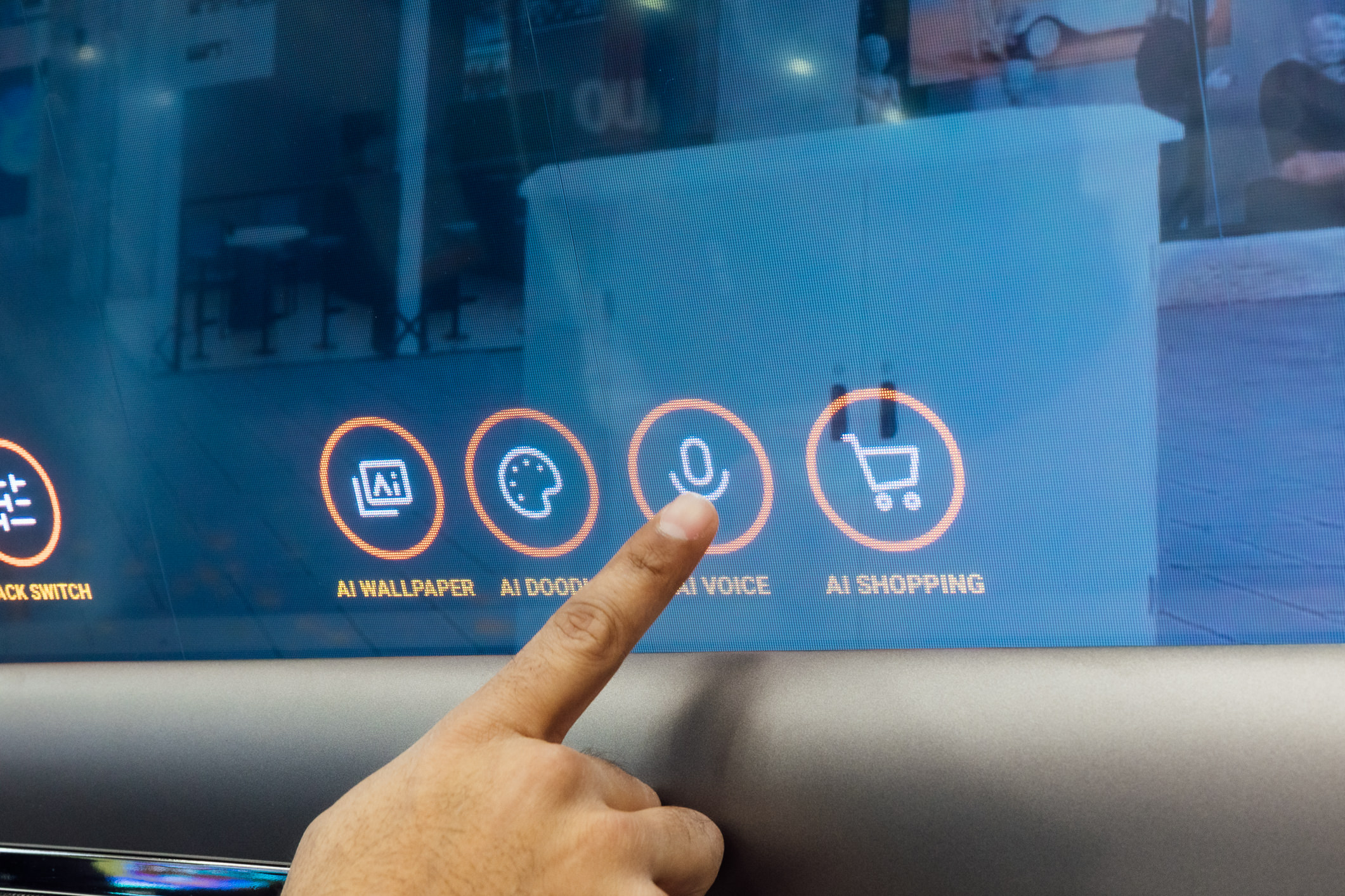 藉由友達智慧移動的車用AI運算方案，可驅動XR Interactive Window將車窗化身為串聯外界的世界之窗，並透過語音或手勢即可標記街景、購物點餐或進行互動娛樂。
