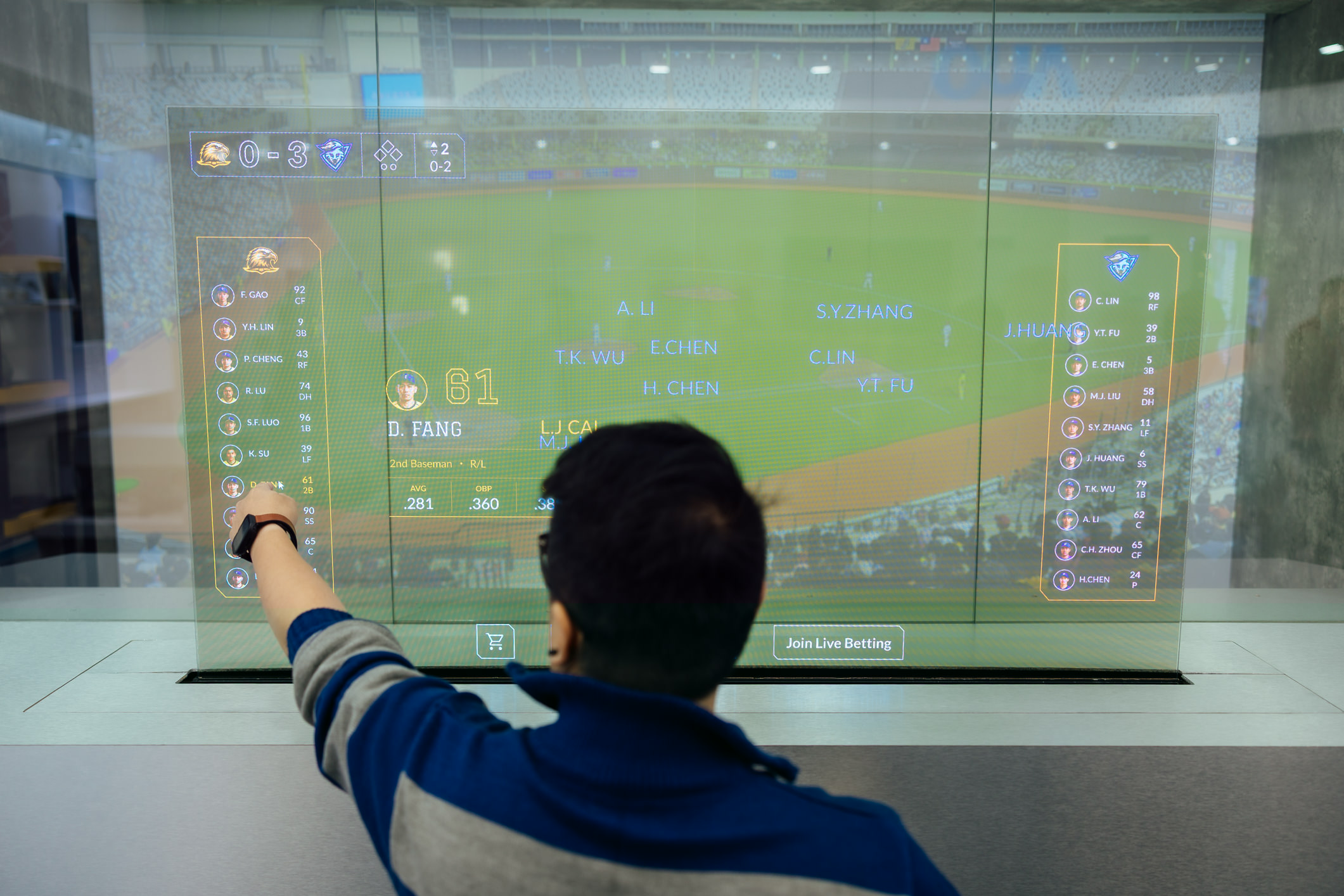 達擎64吋Sports AR Solution Sports AR解決方案結合即時運動賽事數據與互動內容，觀眾可透過Micro LED顯示器的透明特性，在觀看實體賽事的同時，同步於顯示螢幕上取得與實體球員及賽事對應的相關資訊，獲得專屬的沉浸式體驗，提升現場參與感。