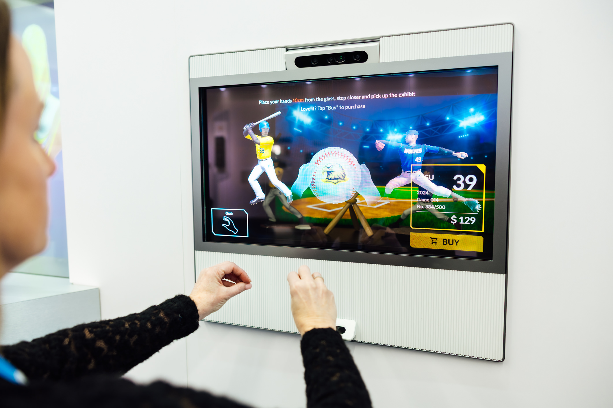 達擎30吋Interactive AR Box則透過3D呈現商品及數位資訊，並整合人臉、手勢感應技術創造互動，適用高端與限量商品展示，消費者可隔空旋轉、放大商品細節，無需接觸實品也能感受接近實物的細膩探索。