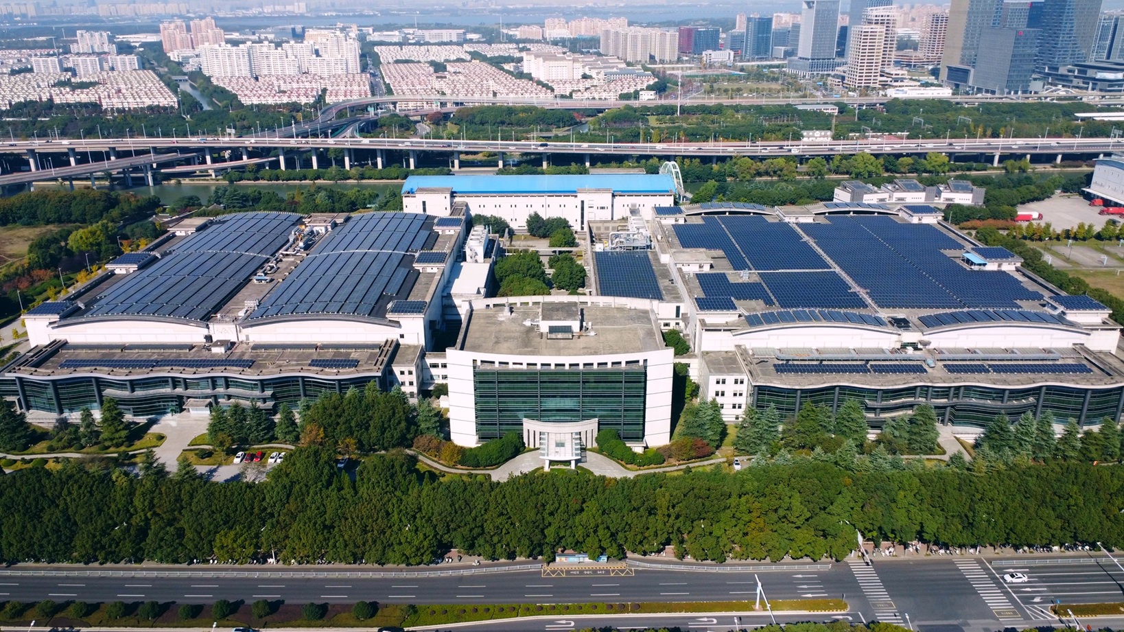 AUO Suzhou Fab has been recognized by the World Economic Forum (WEF)&rsquo;s Global Lighthouse Network (GLN) in the Talent category, becoming the first in the global display industry to receive this honor.